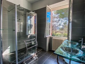 Combined shower/bathtub, hair dryer, towels, toilet paper