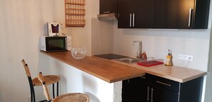 Réfrigérateur, micro-ondes, four, plaque de cuisson