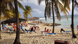 På stranden, solsenger og strandhåndklær