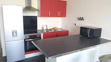 Réfrigérateur, micro-ondes, four, plaque de cuisson