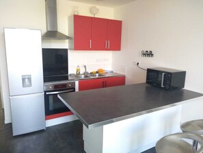 Fridge, microwave, oven, stovetop - Charming F2 bright 45m2 near sea & city center & train station (Calais)