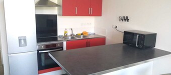 海と市内中心部と鉄道駅の近くにある魅力的なF2ブライト45m2