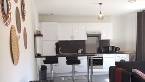 A modern apartment with a kitchen, dining area, and living room. - The Central (beautiful apartment in a quiet hyper-center) (Nancy)