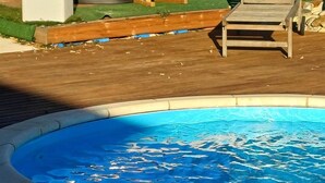 A wooden hot tub with a bench, a lounge chair, and a pool. - CHAMBRE D'HOTE MERLOT CHEZ LE VIGNERON (LAURE MINERVOIS)