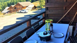 Une table dressée pour le dîner, avec vue sur un paysage montagneux.
