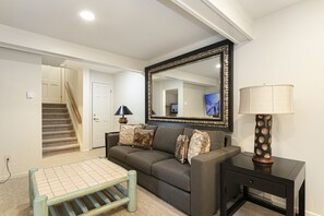 Resortwoning, 4 slaapkamers | Woonruimte | Een smart-tv