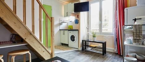 Réfrigérateur, four à micro-ondes, surface de cuisson, cafetiÚre-théiÚre