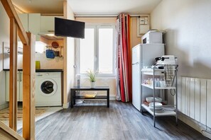 Fridge, microwave, stovetop, coffee/tea maker - Cozy 1 Bedroom close to Paris (Pantin)