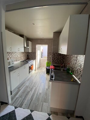 Four à micro-ondes, un four, surface de cuisson