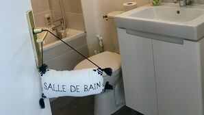 A bathroom with a shower, toilet, sink, and a towel rack with a towel labeled "SALLE DE BAIN". - Le Central, nice and quiet apartment in the center of Nancy (Nancy)