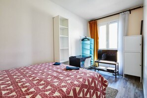 2 bedrooms, desk, iron/ironing board, WiFi