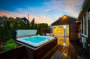 Terrace/patio - Completely Renovated Cottage Overlooking Nantucket Sound with Private Beach (Dennis)