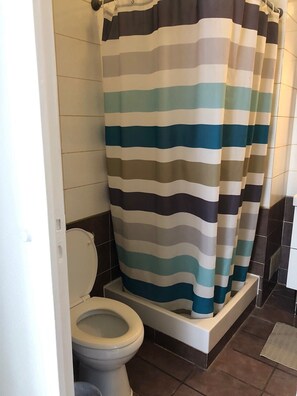 Shower, hair dryer, towels, soap - Cheap Paris. New apartment in town house near the center.   (Seine-St-Denis)