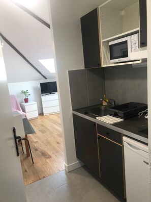 Fridge, microwave, stovetop, coffee/tea maker - Cheap Paris. New apartment in town house near the center.   (Seine-St-Denis)
