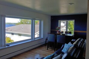 Smart TV, fireplace, books, stereo