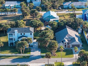 A residential area with houses, palm trees, and a white picket fence. - Beach Retreat 4BR, Spa, Heated Pool, Screened Lanai (St. Augustine)
