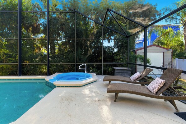 Lämmitetty uima-allas