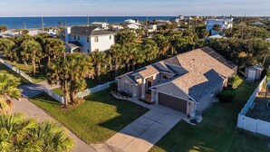 A residential area with houses, palm trees, and a view of the ocean. - Summer Pool Retreat Near Vilano Beach (St. Augustine)