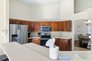 Jääkaappi, mikroaaltouuni, uuni, liesi