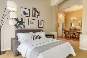 4 Schlafzimmer, Schreibtisch, Bügeleisen/Bügelbrett, Reisekinderbett