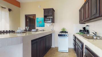 KĂŒhlschrank, Mikrowelle, Herdplatte, Wasserkocher mit Kaffee-/Teezubehör