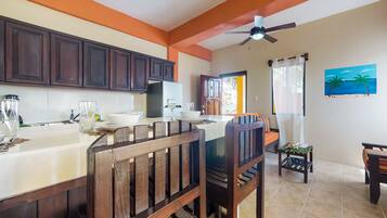 KĂŒhlschrank, Mikrowelle, Herdplatte, Wasserkocher mit Kaffee-/Teezubehör