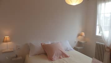 3 chambres, bureau, fer et planche Ă repasser, lit parapluie