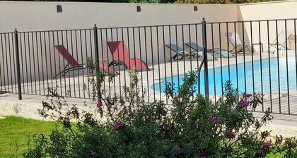 Villa individuelle avec piscine privée en Provence dans un coin de campagne