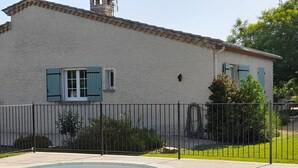 A house with a swimming pool, a fenced yard, and a garden. - Provence - Detached house with private pool (Aubignan)