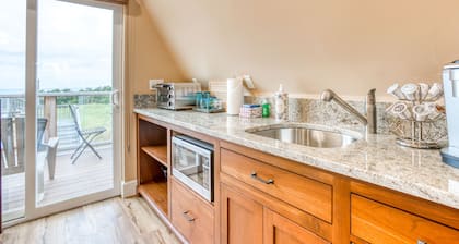 Lovely studio guesthouse with ocean views, outdoor deck & washer/dryer