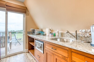 Lovely studio guesthouse with ocean views, outdoor deck & washer/dryer