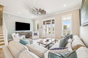 Televisión, chimenea, estéreo y oficina 