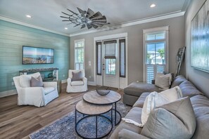 TV, peis, stereoanlegg og kontorer