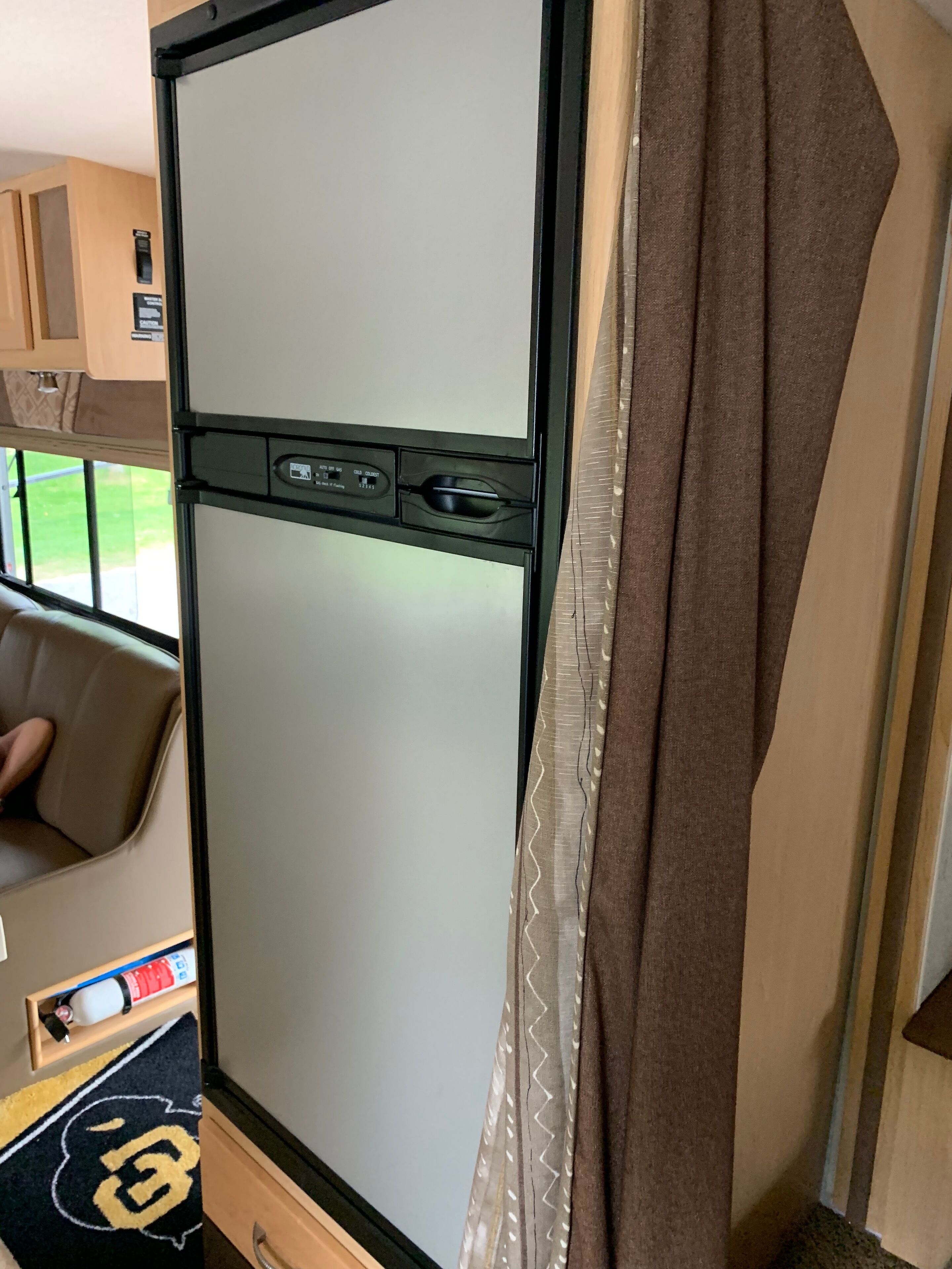 Interior de una camioneta con puerta corredera, ventana y manija.