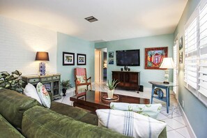 Smart TV, DVD player, books - Modern 3BR Home with Private Pool, One Block from the Beach 2 Kings (Captiva)
