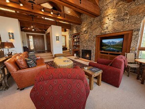 TV, fireplace, DVD player, books - Secluded Lodge with Lake Views (Durango)