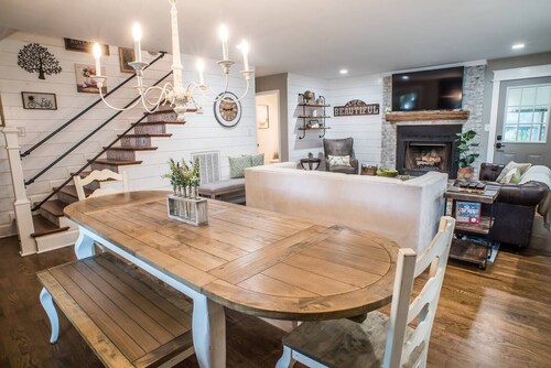 Cape Cod Farmhouse ~ @hgtvbnb ~ Charmingly Remodeled near Downtown Madison!
