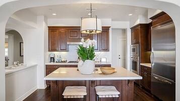 Geladeira, micro-ondas, fogão, cooktop