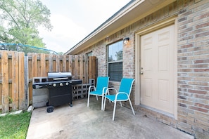 Terrace/patio - Charming Aggieland getaway (College Station)
