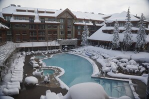 Alberca al aire libre y alberca climatizada
