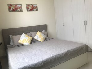 1 habitación, tabla de planchar con plancha, wifi y ropa de cama 