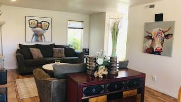 Smart TV, Netflix, reproductor de DVD y futbolito