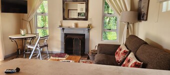 LITTLE WILLOW BROOKE RUSTIC RIVERSIDE COUNTRY COTTAGE