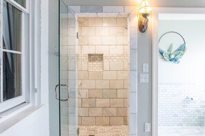 Badewanne, Whirlpool, Haartrockner, Handtücher