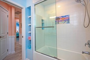 Een douche, een haardroger, handdoeken