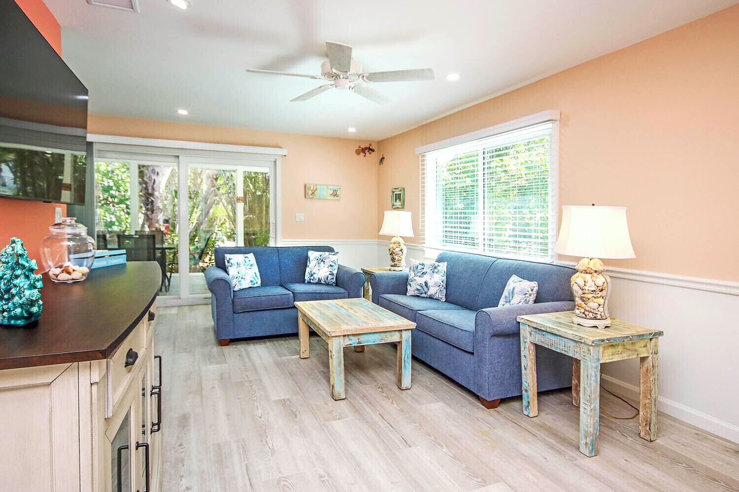 Smart-tv, dvd-spelare och böcker