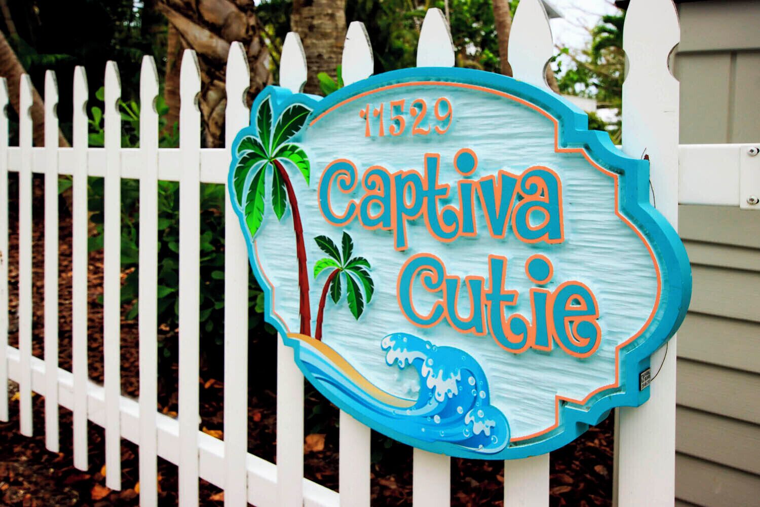 Een bord met het nummer 11529 en de tekst 'Captiva Cutie'.