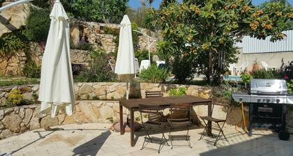 Orlyn galilee-huvila uima-altaalla