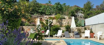 Orlyn galilee-huvila uima-altaalla