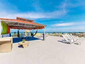 Terrace/patio - Ideally located apartment w/WiFi, partial AC & shared rooftop - steps to the sea (San Pedro)
